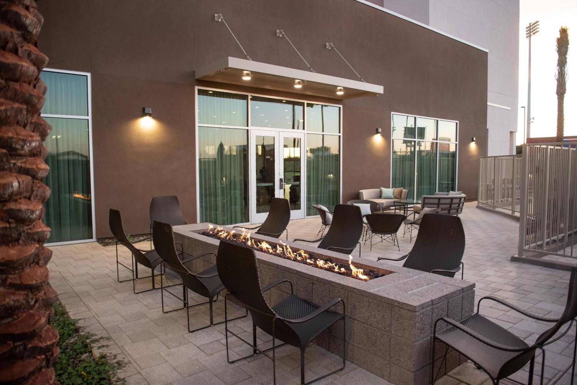 Courtyard By Marriott Mesa At Wrigleyville West Εξωτερικό φωτογραφία